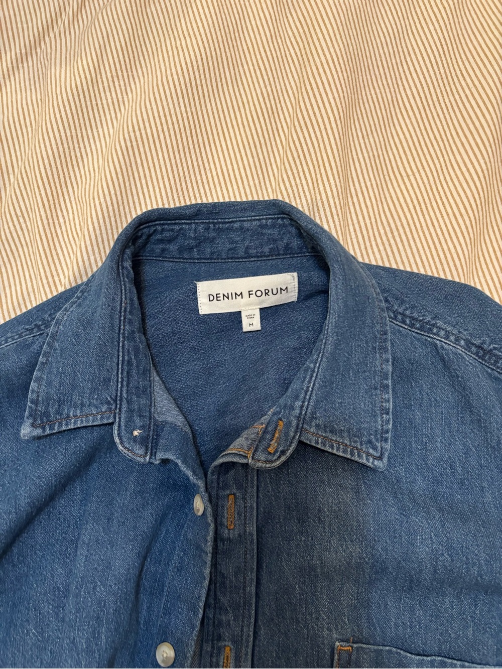 Aritzia 	Denim Forum
THE '80S COMFY DENIM SHIRT - Picture 3 of 4